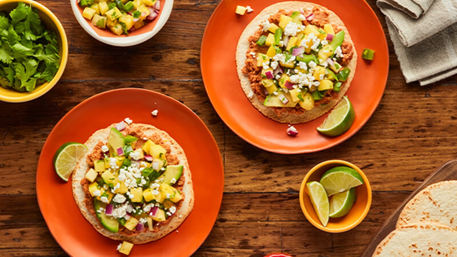 Tostadas à l'ananas et aux haricots noirs